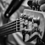音楽に息づく低音の力：ベースの役割とその重要性